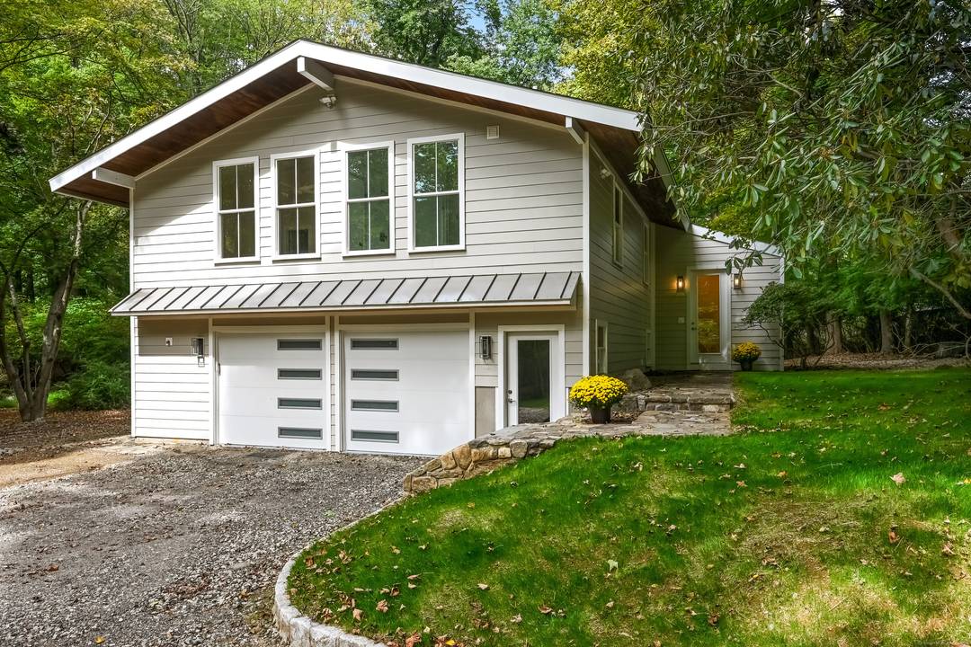 SOPHISTICATED CONTEMPORARY RETREAT CLOVER LANE Exciting opportunity to own a beautifully reimagined Contemporary home on an expansive 1.