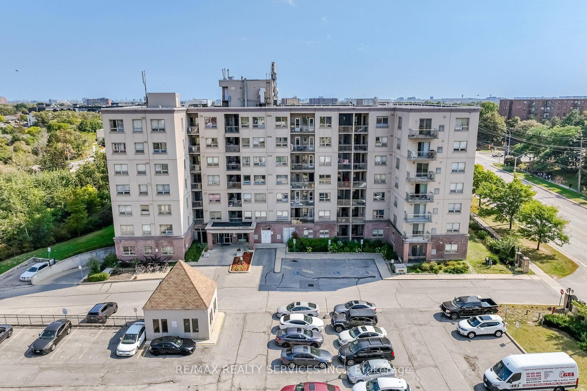 Don't miss this spacious 2 bedroom, 2 bathroom condo in a highly sought after location !