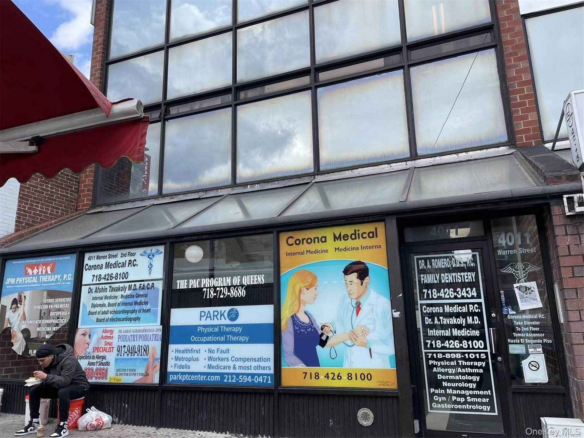 Main busy location in the elevator building, can use professional and medical office, also community facilities use.