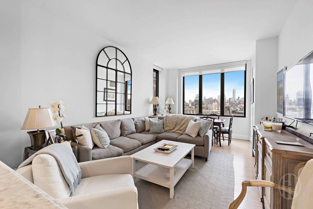 Apartment 19C in Chelsea Stratus boasts open, breathtaking views of Manhattans iconic skyline, including both Madison Square Park and the Hudson River.