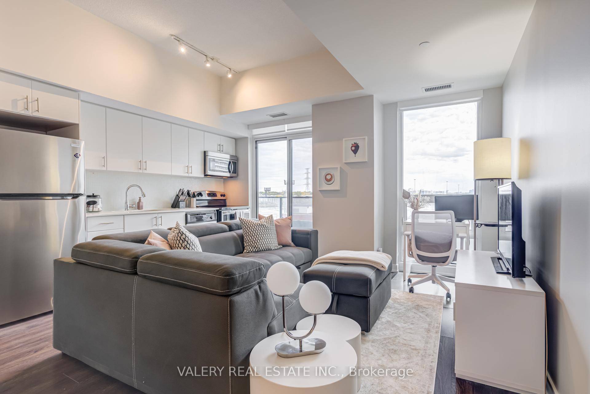 Step into this bright and beautifully refreshed 1 bedroom suite.