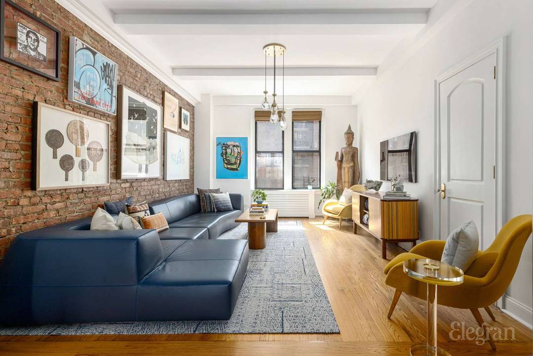 Welcome to this glorious triple mint four bedroom duplex, with 10 foot ceilings, open views, and golden sunlight.