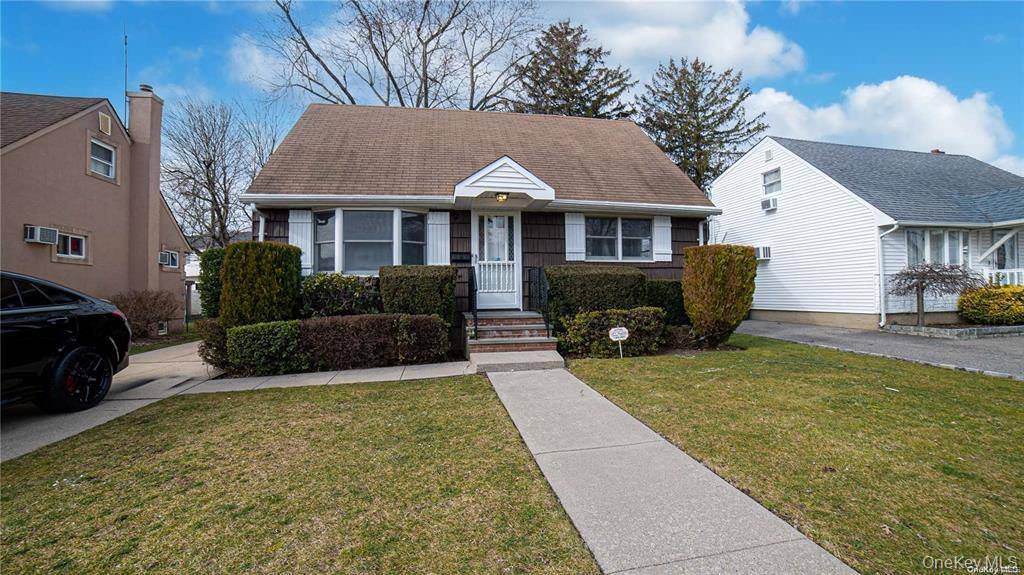 Welcome to this charming property located in Hicksville Long Island close to railroad fast access to New York city, very spacious with 4 bedrooms 2 full bathroom eating kitchen, dining ...