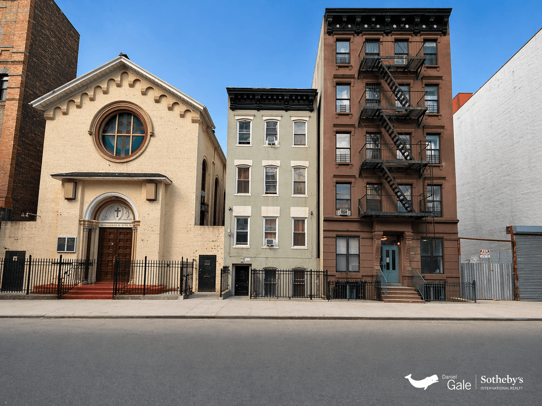 241 East 123rd Street presents the opportunity to acquire a 7 unit multifamily building in the heart of East Harlem.