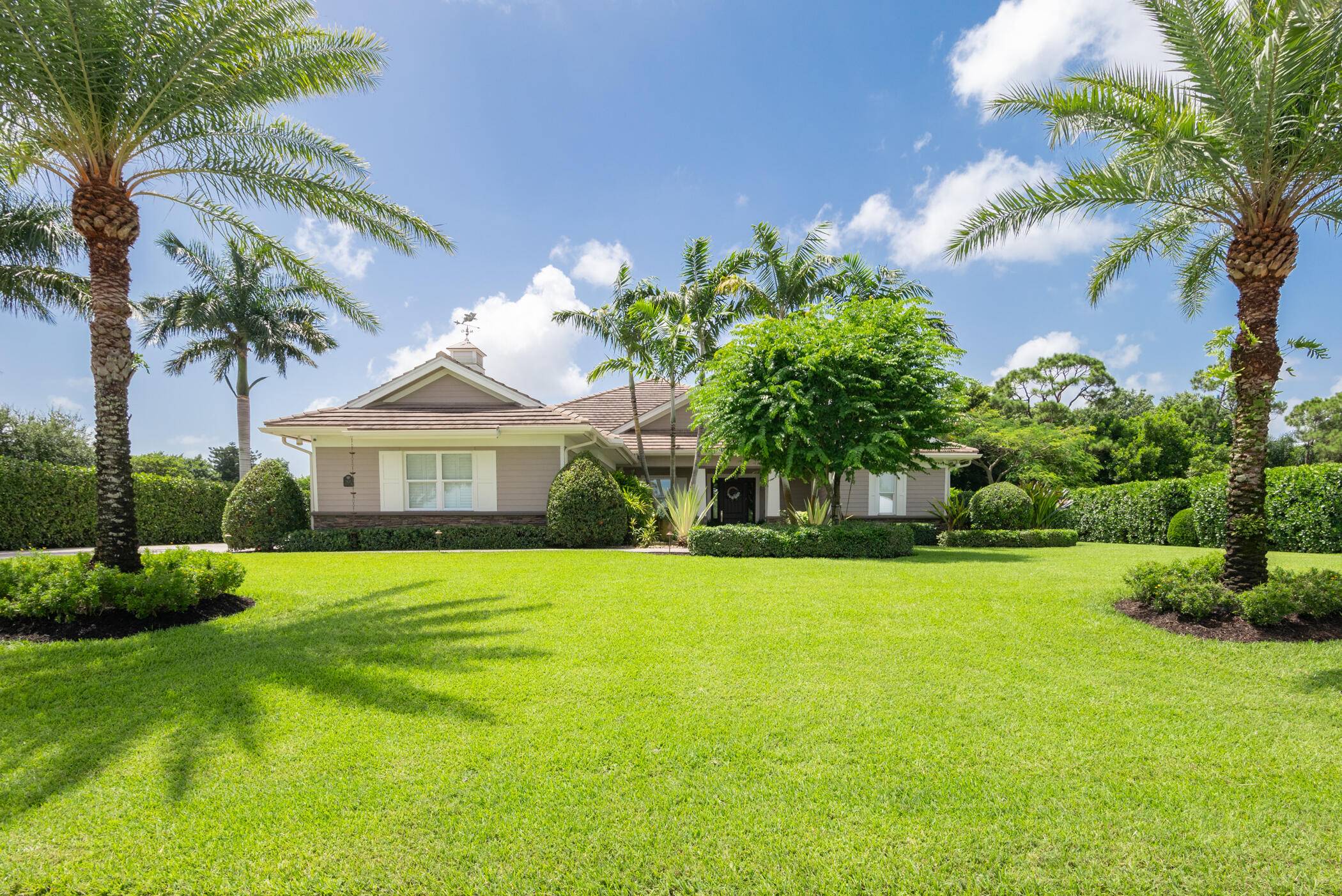 This meticulously maintained, truly inviting custom home offers 3 bedrooms Ensuite 2nd Bedroom Home offers the perfect layout for both everyday living entertaining.