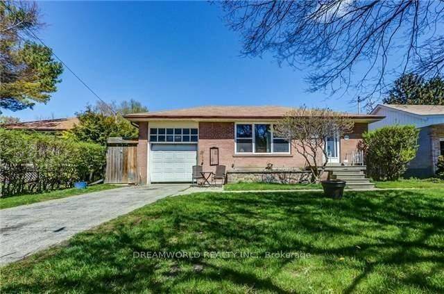 Bright And Spacious 3 Bedroom Detached Bungalow In Sought After Queensway Village !