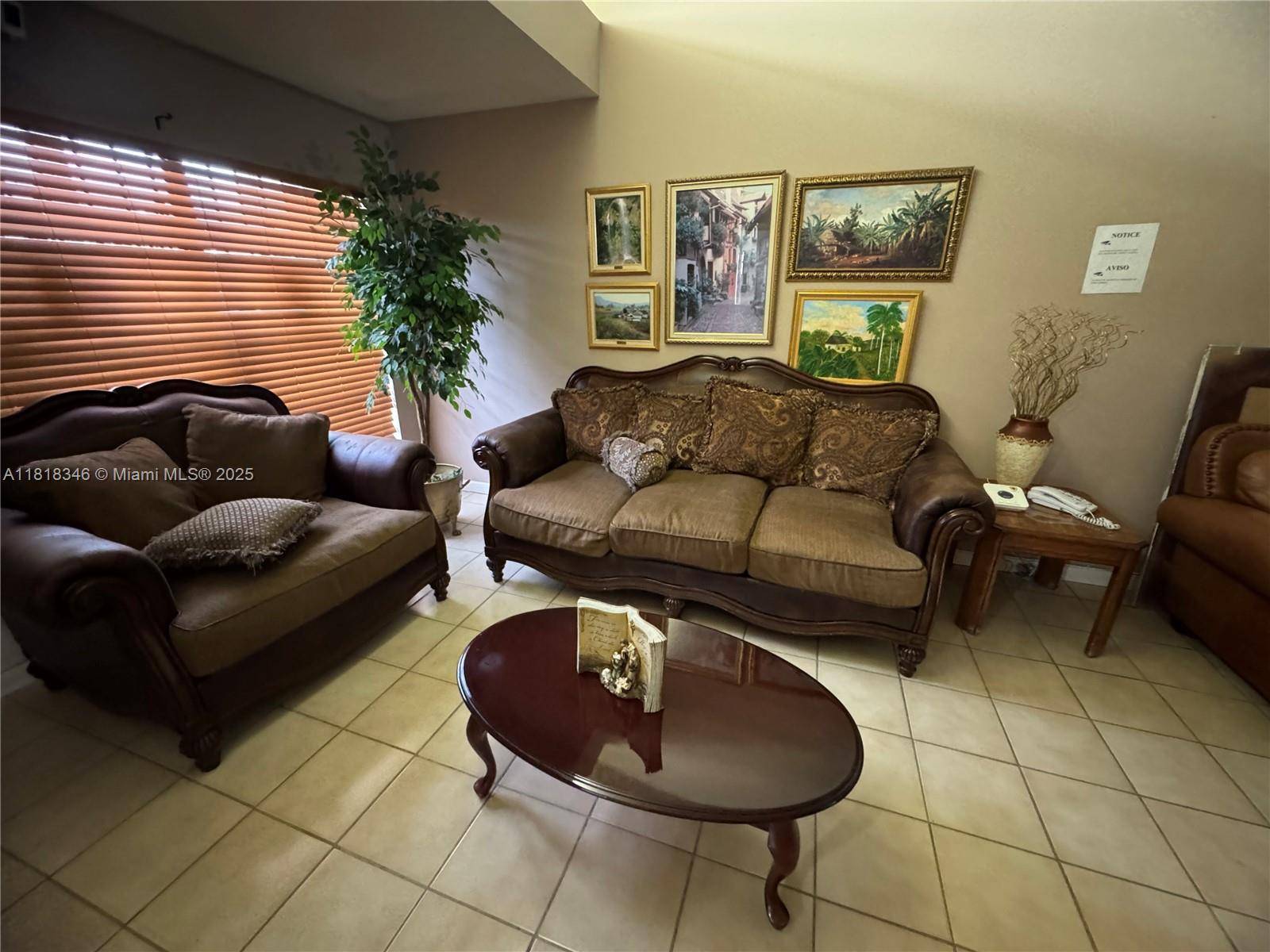 Welcome to LAS PALMAS. Townhouse in a beautiful neighborhood.