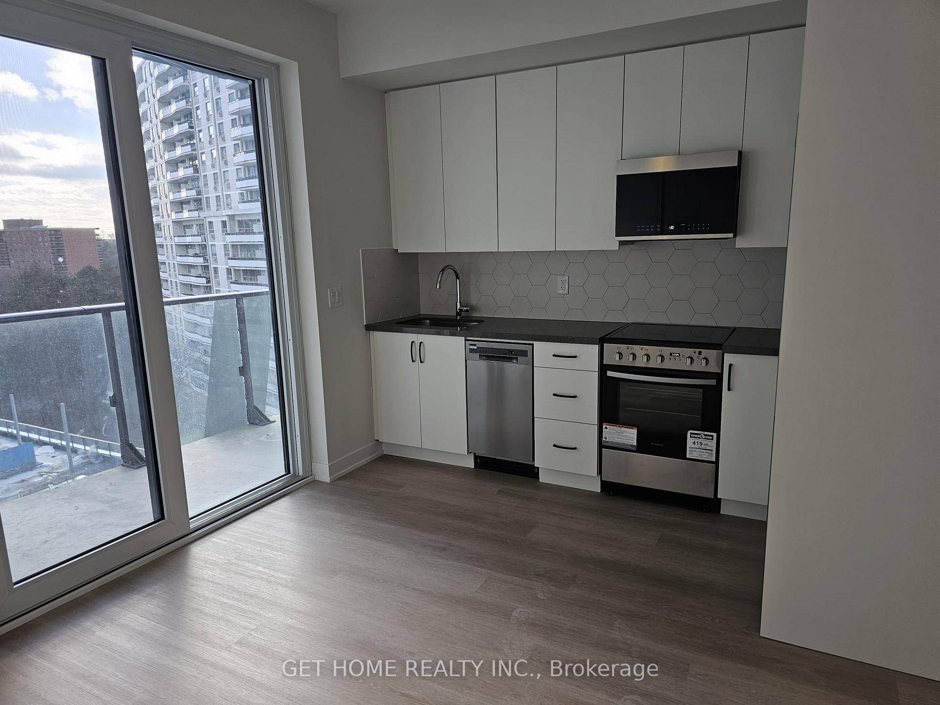 Experience the perfect blend of comfort and ease residing of this spacious one bedroom Condo In The Heart Of The Cosmopolitan Willowdale Neighbourhood Along The Vibrant Yonge St.