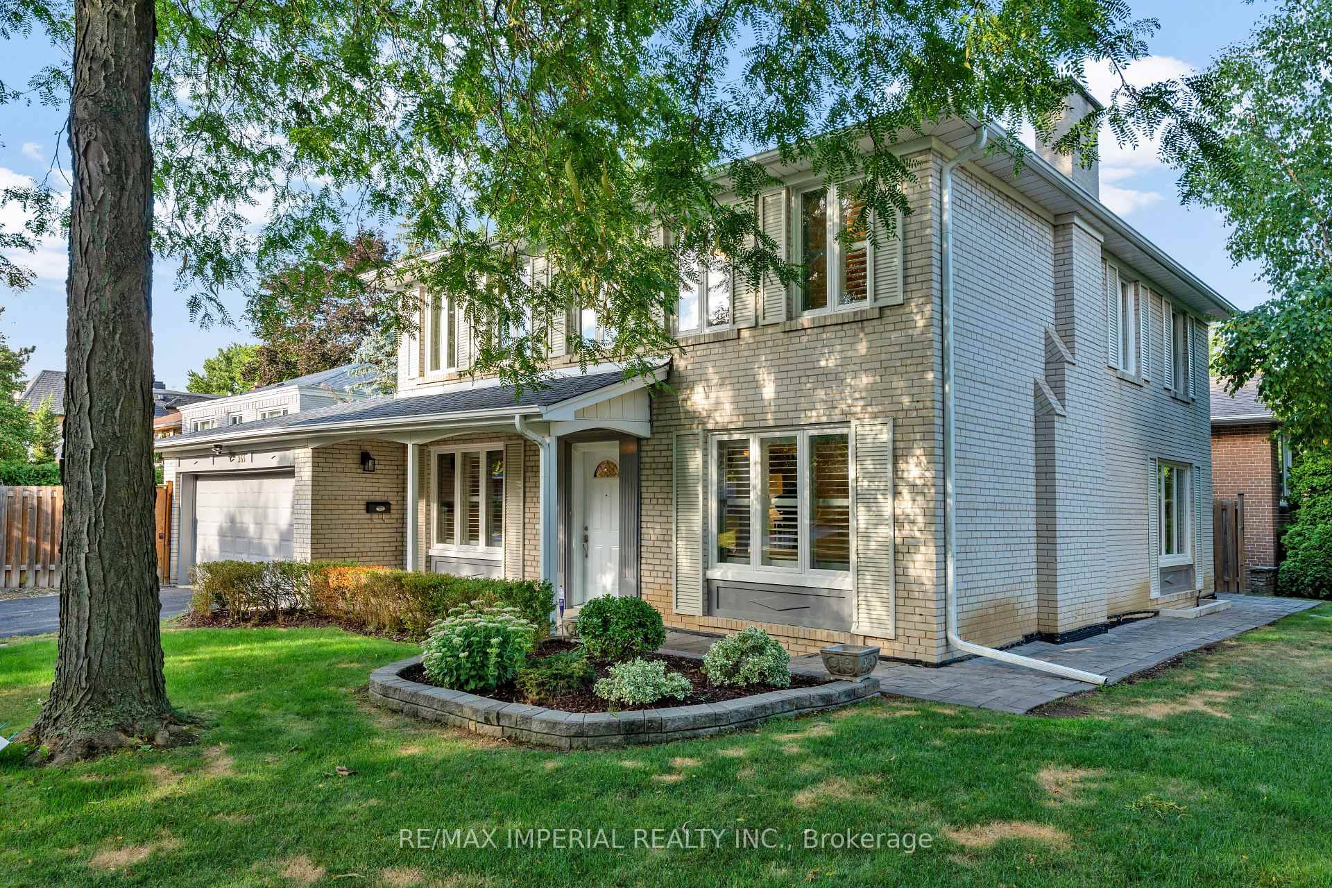 Prestigious York Mills amp ; Yonge Location !