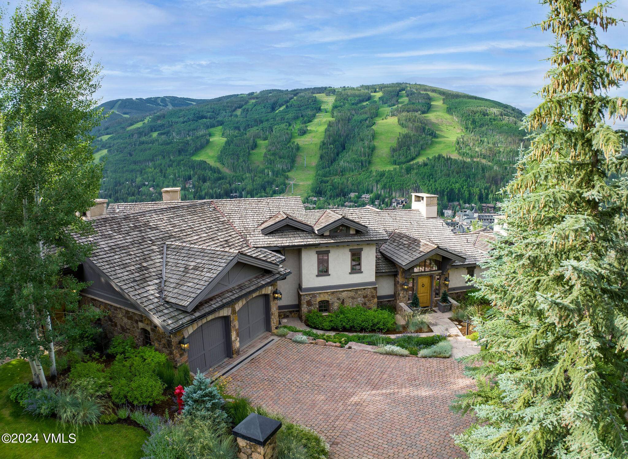 If you have been looking for a single family near Vail Village, look no further !