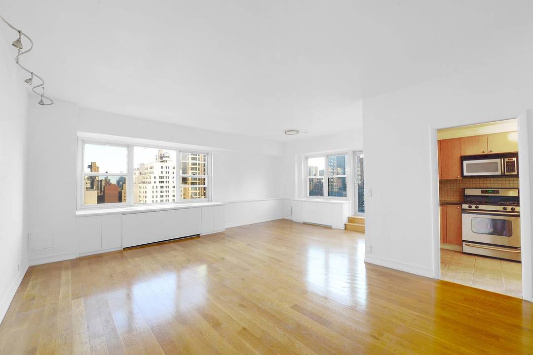 Convertible Two Bedroom with Oversized Private Terrace amp ; Open City ViewsWelcome to Residence 18C a rare offering in Lenox Hill featuring an expansive private terrace and the flexibility to ...