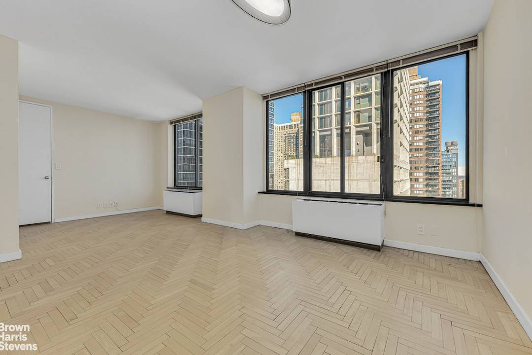 Fabulous totally open river, city and skyline views are yours to enjoy in this this sun filled studio condominium.