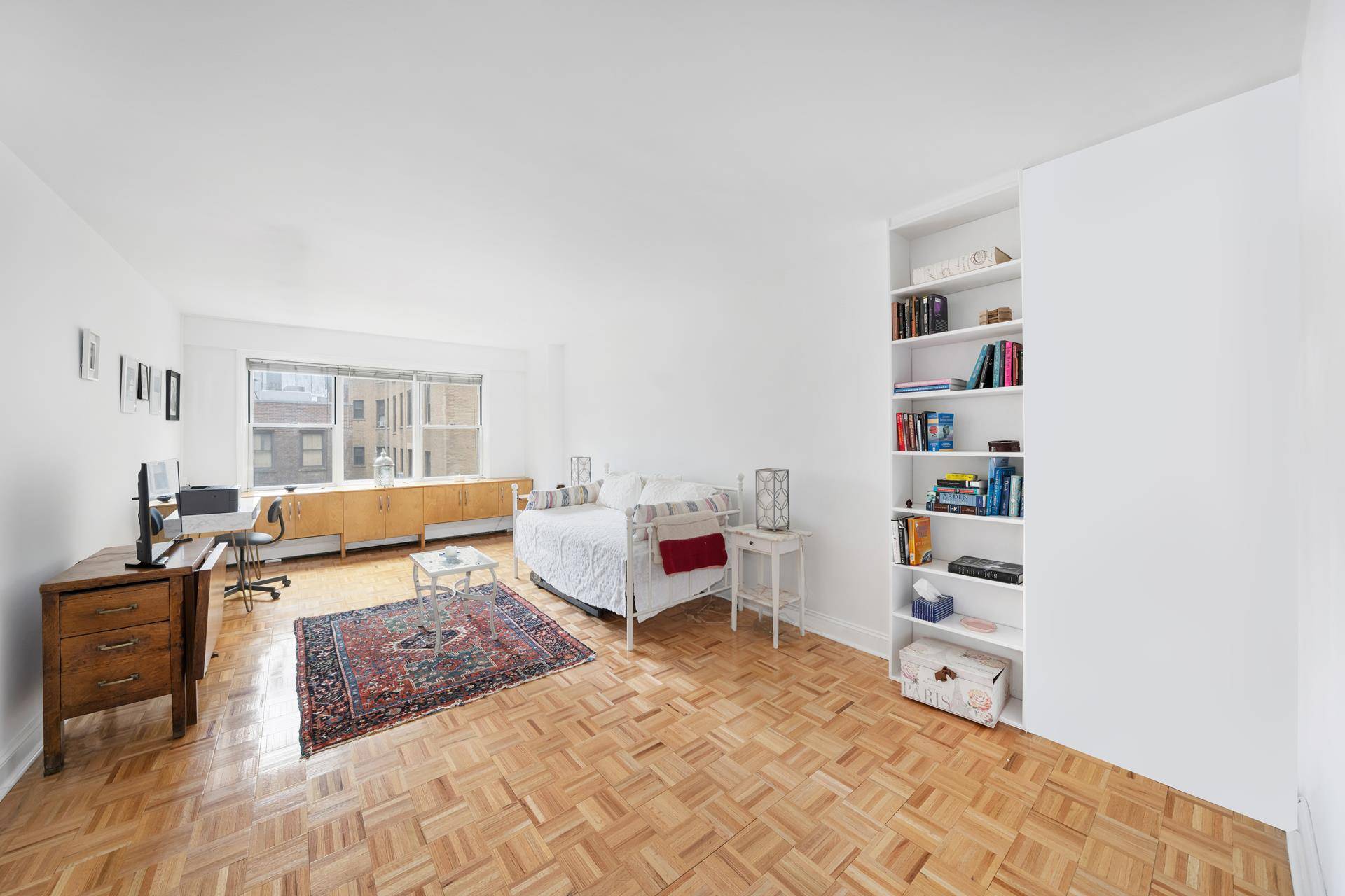Let there be light ! This large south facing one bedroom apartment can't be beat.