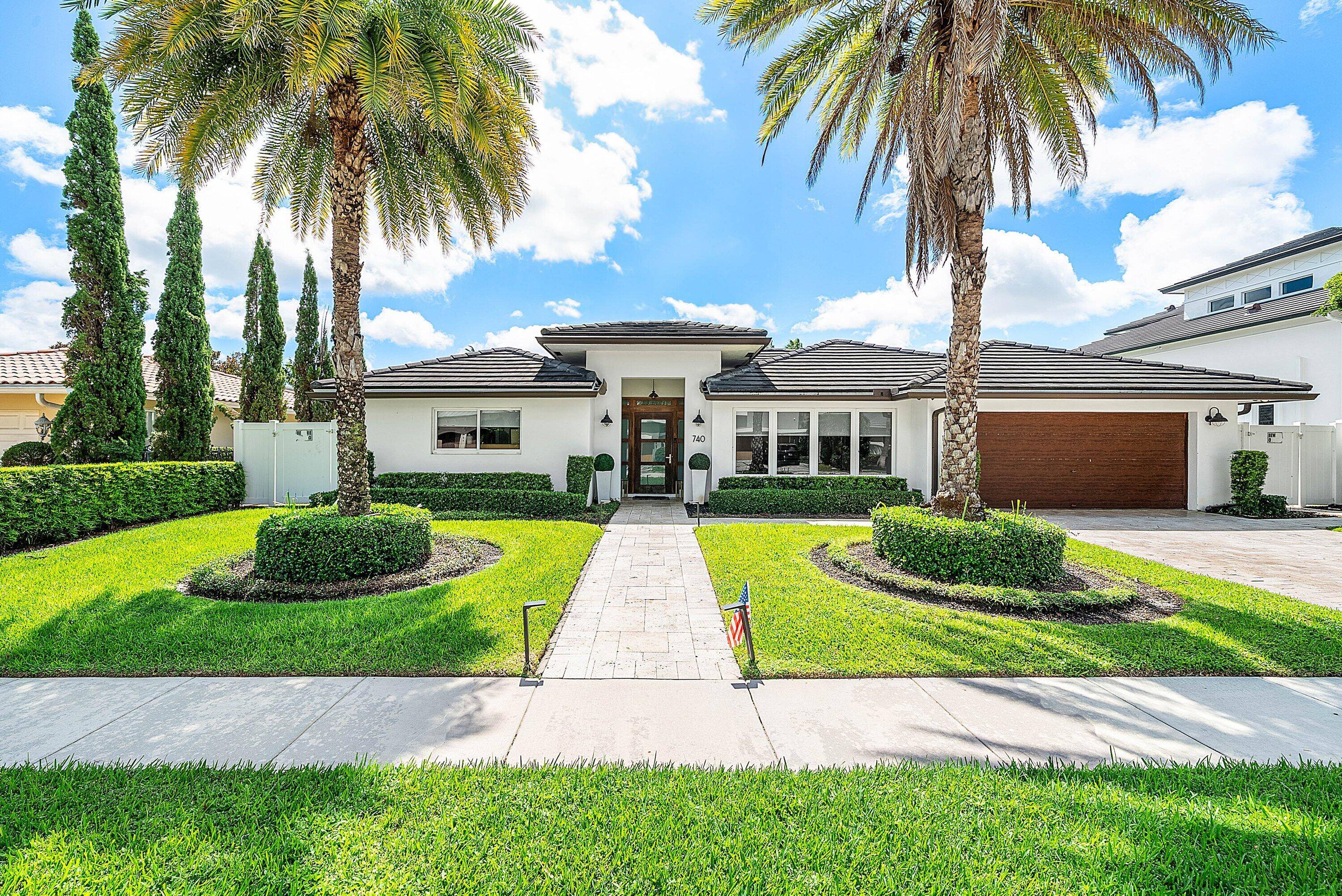 Stunning 4 bed 3. 5 bath waterfront home located in the highly desirable Lake Rodgers Isle community featuring 80 feet of private dock space with a 25, 000 pound boat ...