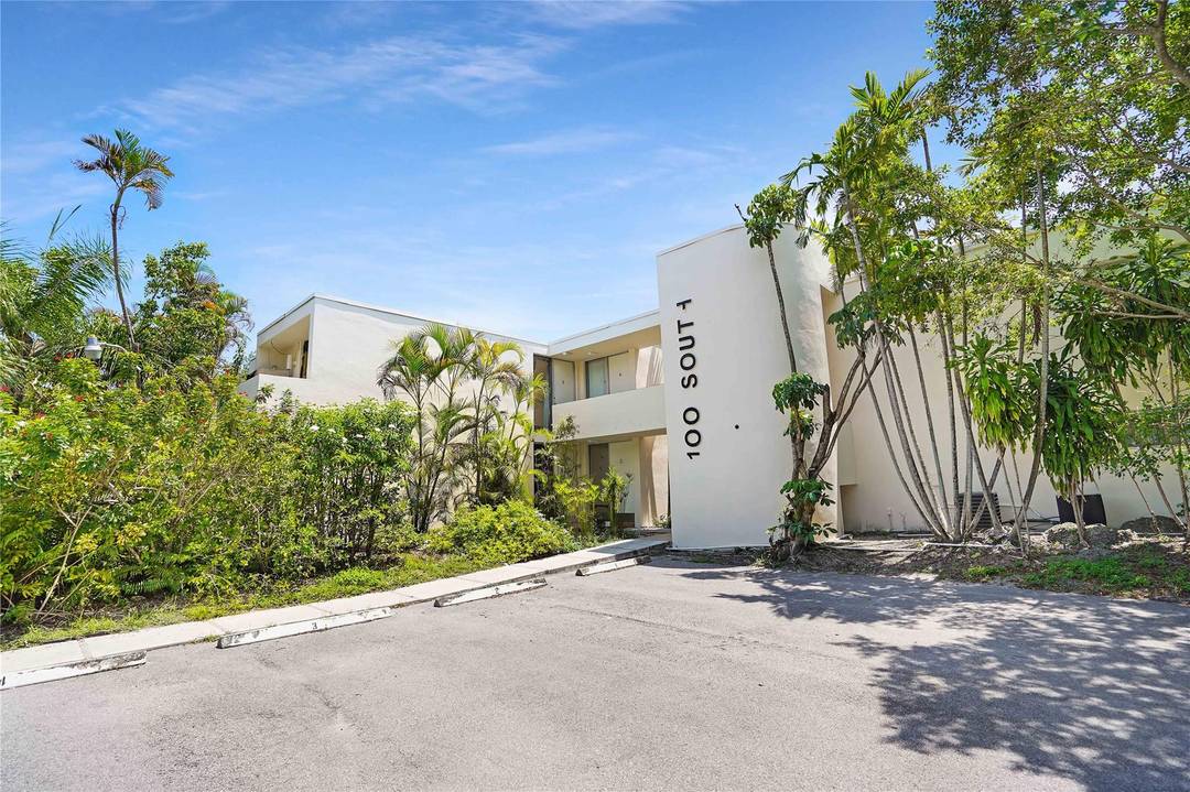 Contemporary style 2 story apartment complex built in 1978, has 8 units in total, 1 2 1 and 7 1 1's all with private entrances and patio, balconies, central ac.