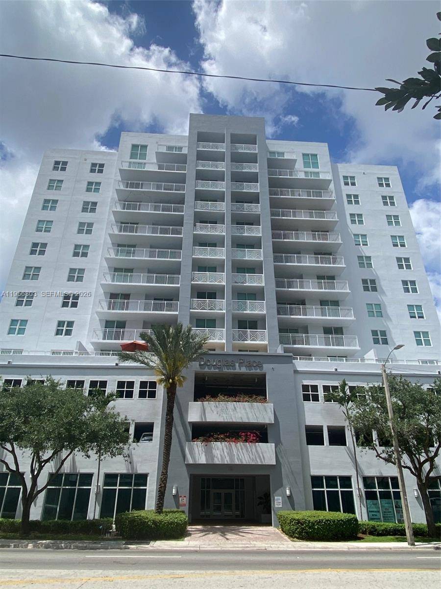 Beautiful 2 2 condo right in the heart of Miami, with easy access to the airport, downtown, Coral Gables, Little Havana, Coconut Grove, etc.
