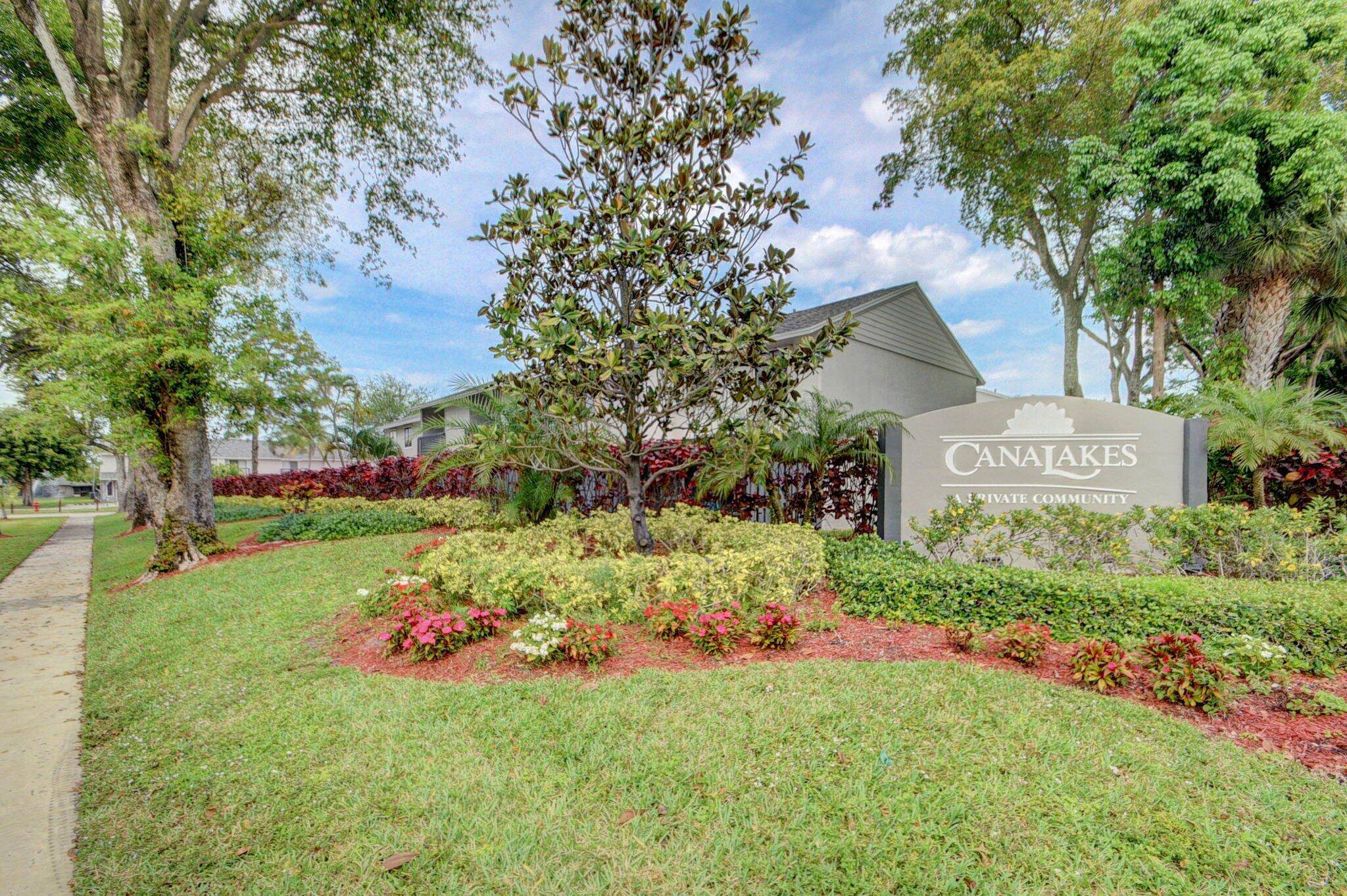 Welcome to this Beautiful Townhouse in the heart of Greenacres.
