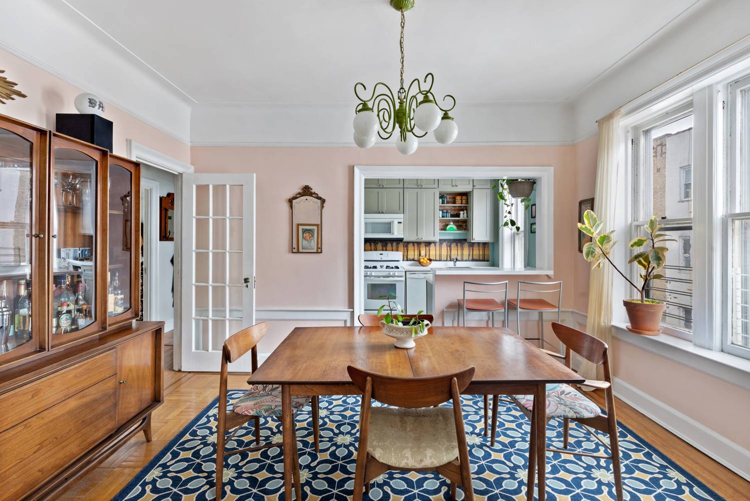 This top floor two bedroom apartment with dedicated dining and living rooms has lovely pre war proportions and offers all the space, light, and charm you are looking for in ...