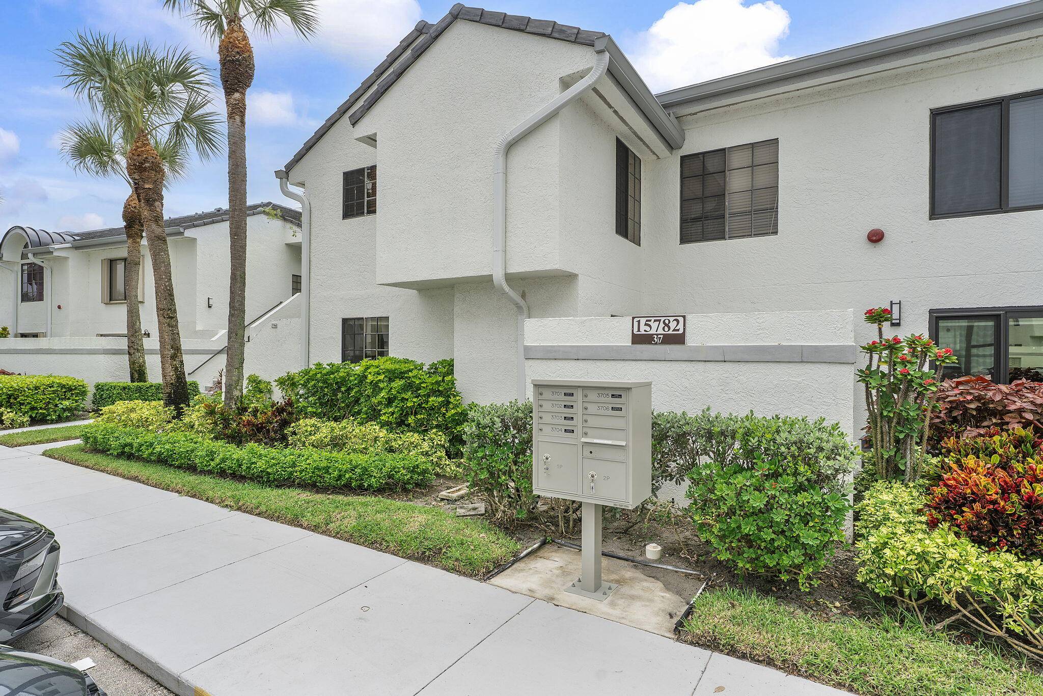 Beautifully renovated with all high end finishes in the kitchen.
