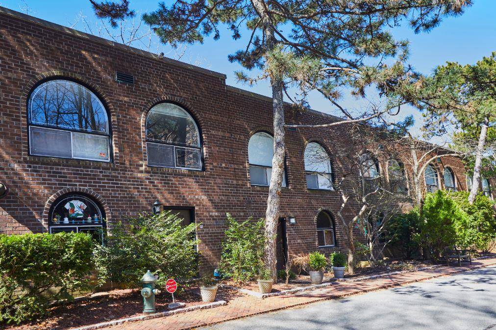 Hayden on the Hudson, Riverdale's premier community designed by renowned architect Henry Kibel, proudly offers this stunning and seldom available triplex townhouse.