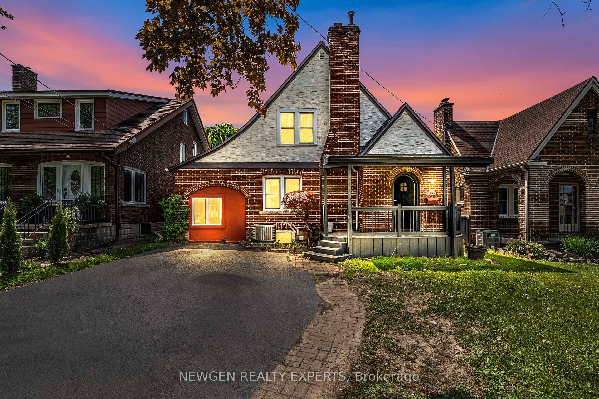This beautifully renovated 3 1 bedroom, 3 full bathroom detached home is perfectly located just 7 minutes from Niagara Falls, in the highly desirable area of Dorchester Road and Lundys ...