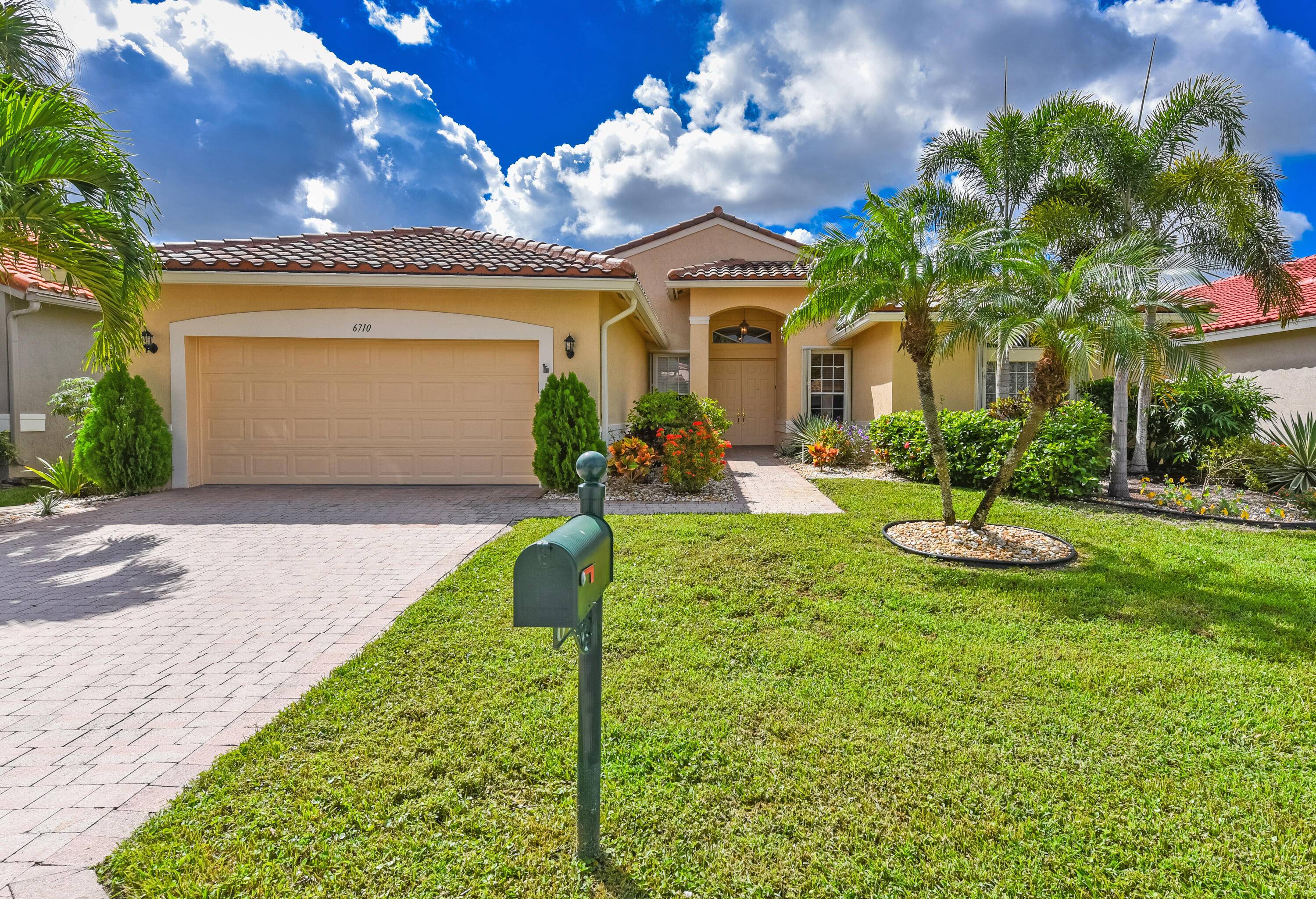 Welcome home to this stunning Rubicon model with a gorgeous lake view.