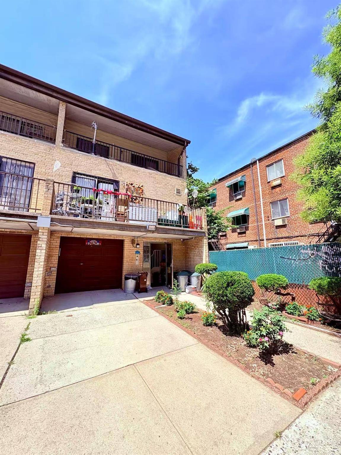 Flushing prime location 2 bedrooms, 1 bathroom, 1 living room condo large apartment !