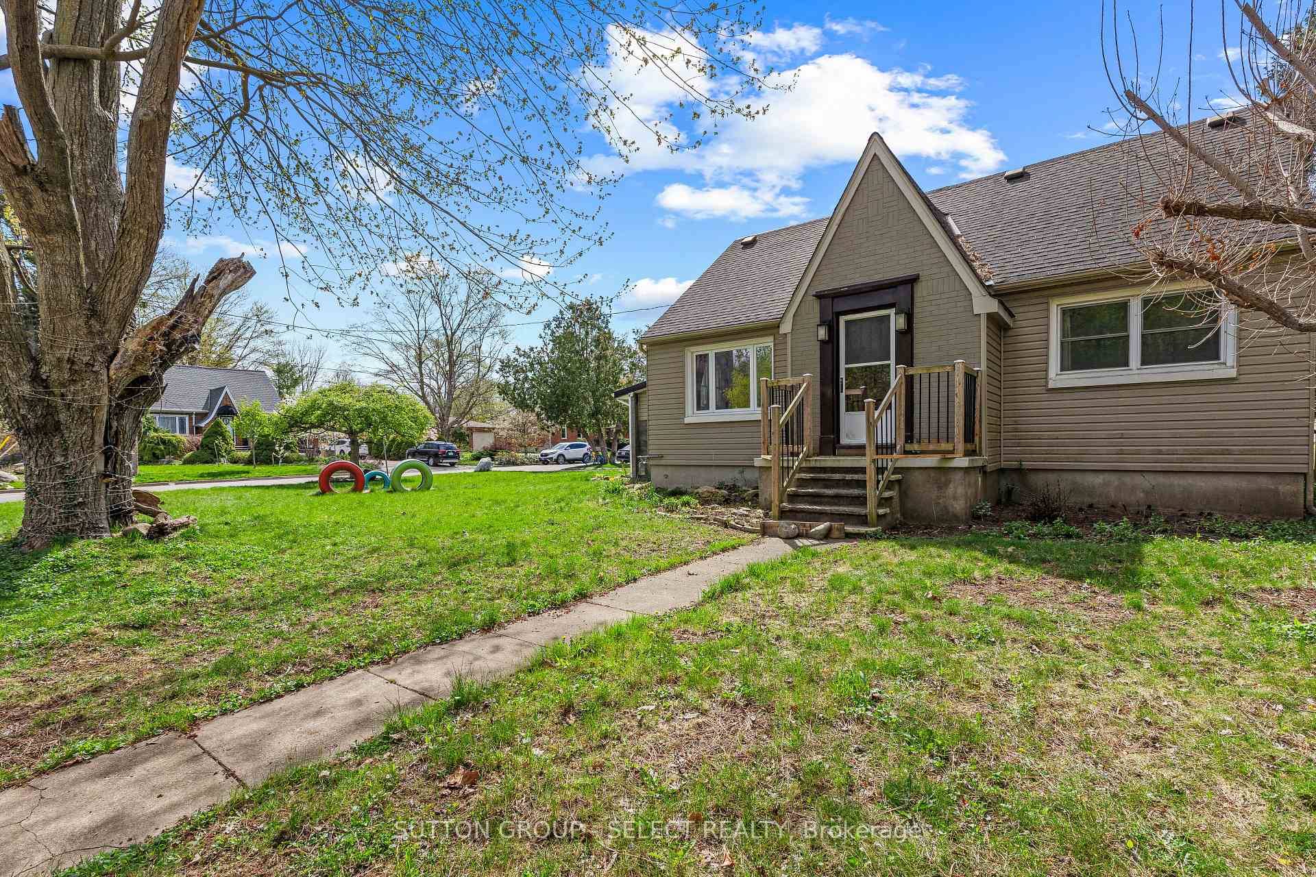 Spacious and versatile, this 4 bedroom 2 den amp ; 3 bathroom home offers plenty of room to grow, with the flexibility today's families and investors are looking for.