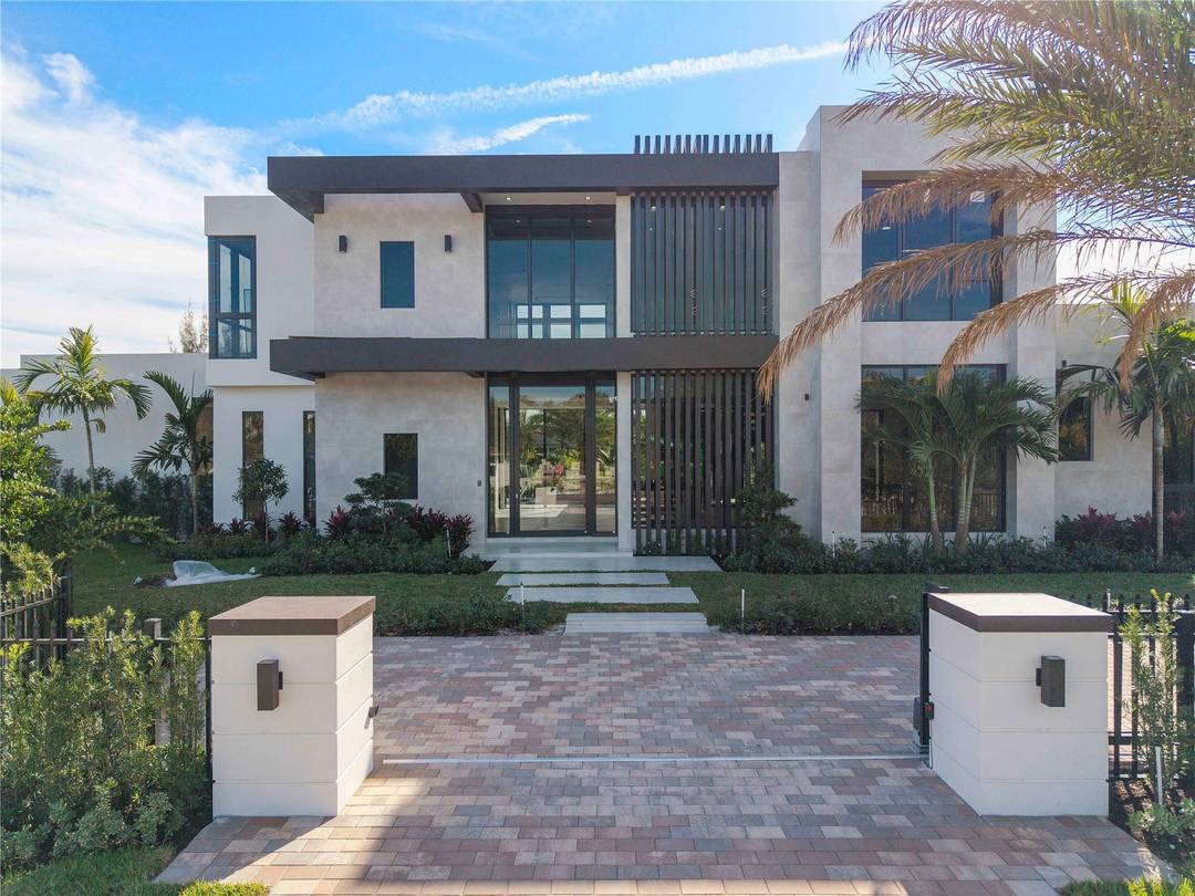 NEW CONSTRUCTION IN PLANTATION ACRES ESTATES A PRIVATE GATED COMMUNITY OF ONLY 5 CUSTOM HOMES, EACH ON A BUILDER S ACRE AND DESIGNED BY AWARD WINNING ARCHITECT RANDALL STOFFT.