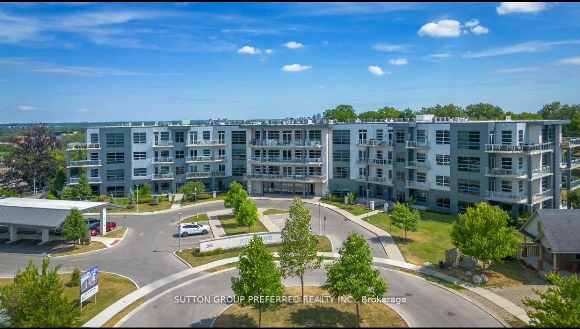 Discover modern elegance in this main floor boutique style condo with a fenced in private yard located in the desirable Masonville area, surrounded by upscale shopping and restaurants.