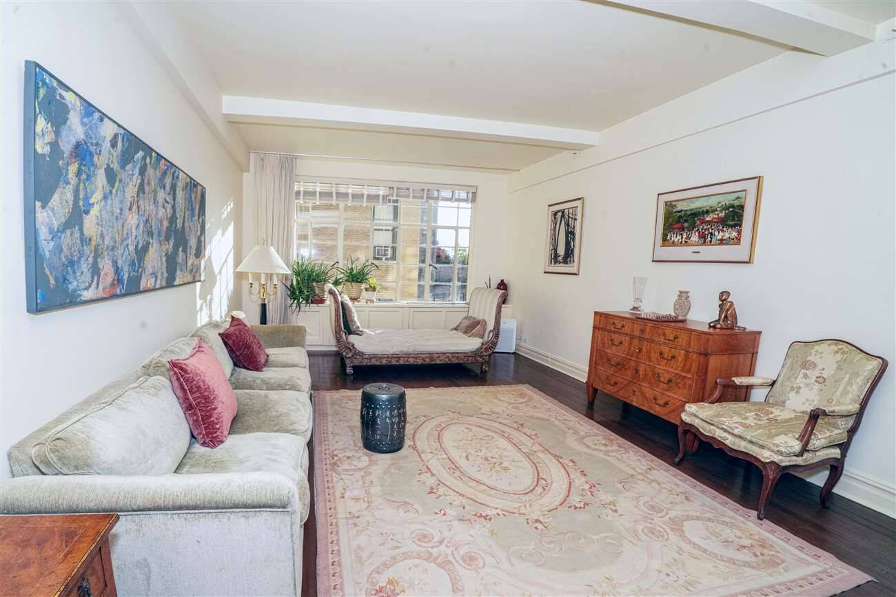 This gracious one bedroom residence at The Ardsley offers a kitchen designed for versatility, complete with a rear service entrance, pantry, and an additional half bath.