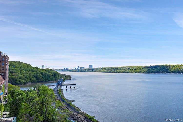 La Rive is one of Riverdale's most sought after condominium buildings.