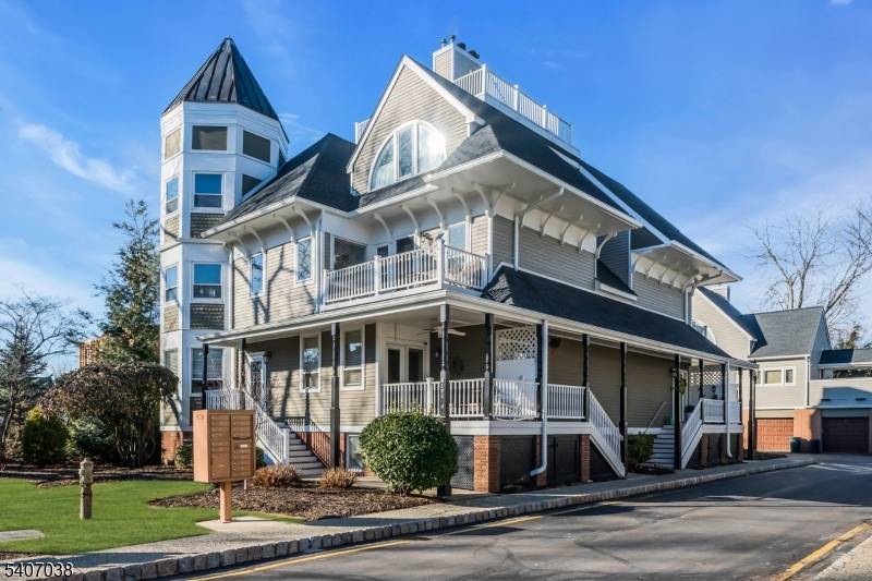 Stylish, renovated end unit duplex in a newer Victorian style building, located a short distance to the train.