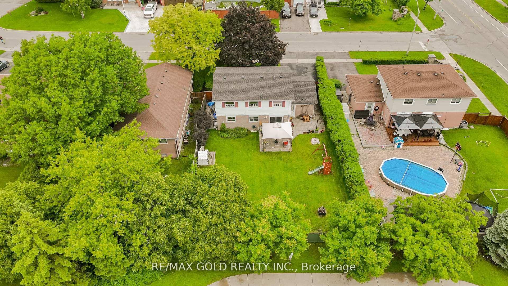 WELL MAINTAINED FAMILY HOME IN DESIRABLE NEIGHBOURHOOD OF BRAMPTON WITH NO HOUSE AT THE BACKCLOSE TO GO STATION FEATURES LARGE MANICURED FRONT YARD LEADS TO WELCOMING FOYER TO BRIGHT ANDSPACIOUS ...