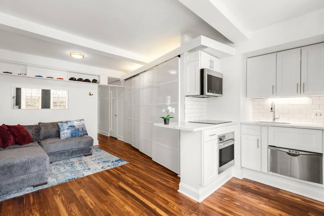 Charming and renovated, prewar 1 bedroom apartment with bright western exposure and Chrysler building views !