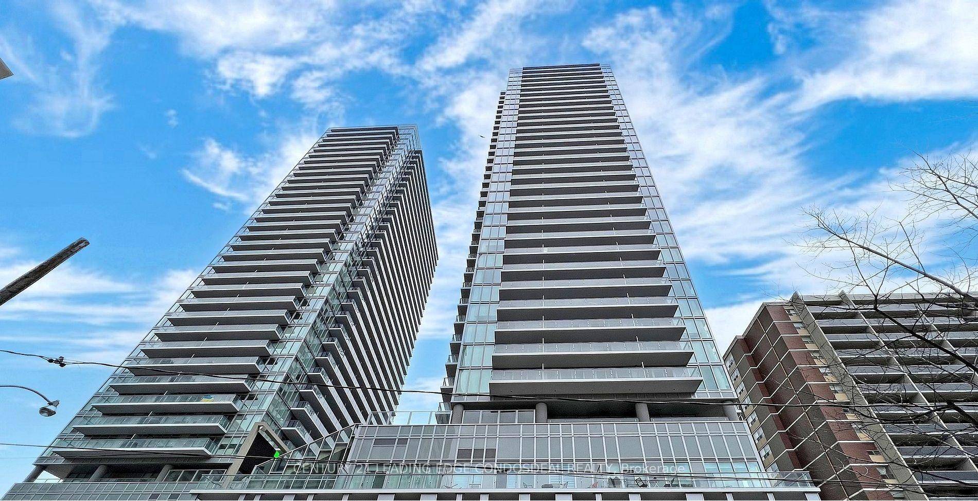 Enjoy the best of Midtown Toronto at this beautiful 1 bedroom unit with modern finishes.