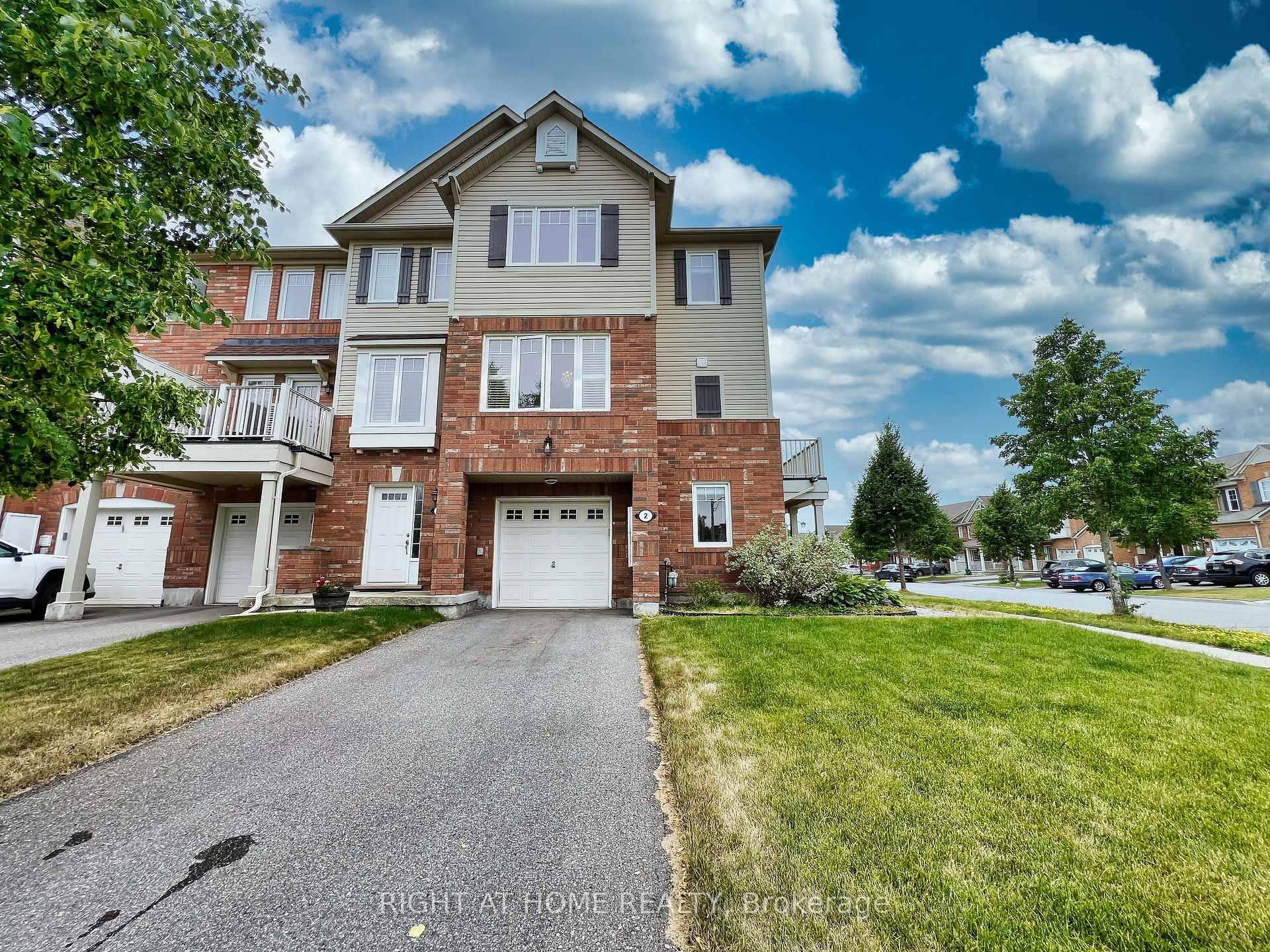 Freehold townhouse located in the heart of Stouffville, sun filled corner end unit.