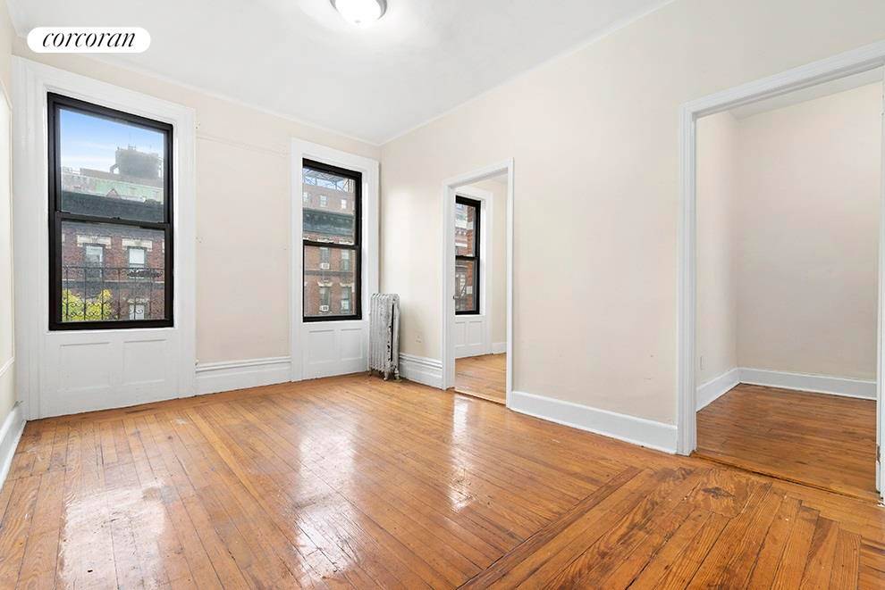 SEPARATE KITCHEN DISHWASHER SUNNY AND SPACIOUS Welcome home to your SUNNY apartment.