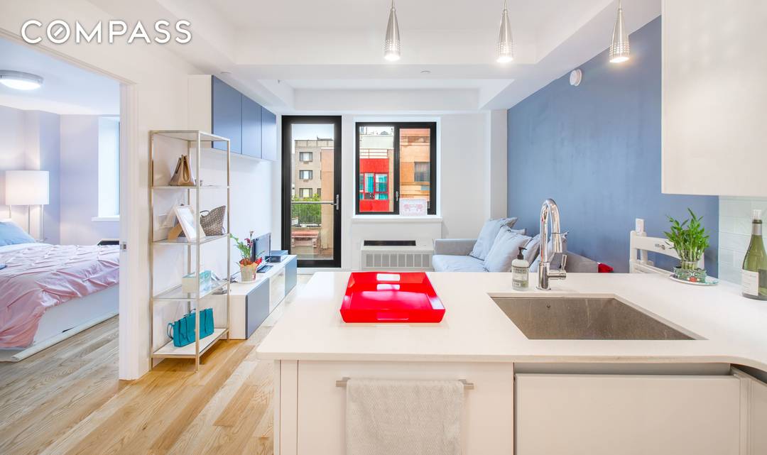 Experience modern Harlem living at its best in this sun drenched, top floor, south facing 1 bedroom condo on East 131st Street.
