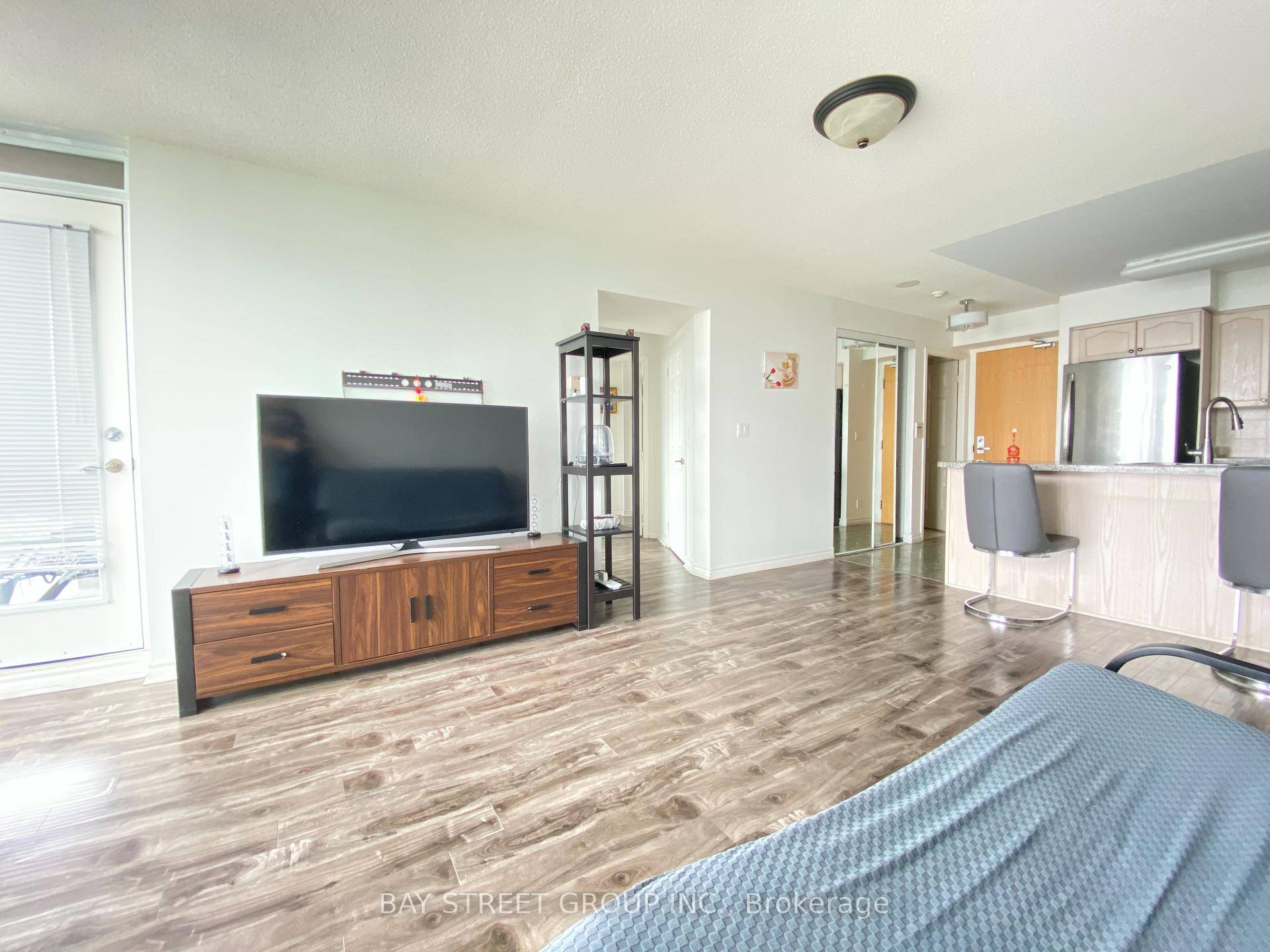 Welcome to this beautifully condo in the heart of Scarborough.