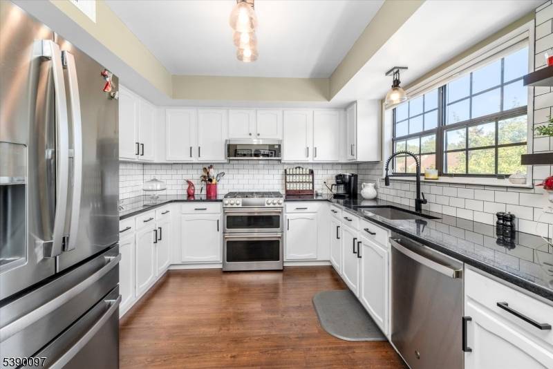 Beautiful Townhome Updated Move In Ready !