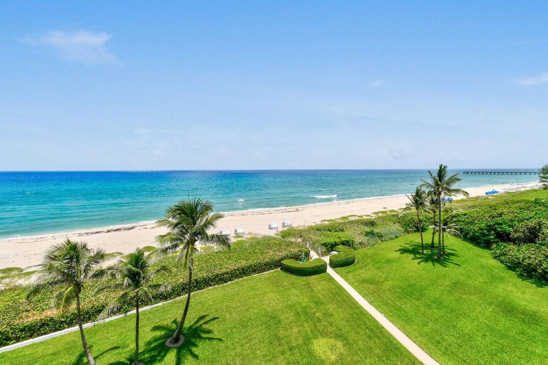 Experience the luxurious Palm Beach lifestyle this winter in this beautifully renovated 2 bedroom, 2 bath residence.