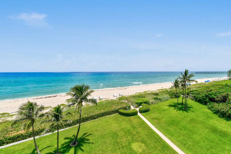 Experience the luxurious Palm Beach lifestyle this winter in this beautifully renovated 2 bedroom, 2 bath residence.