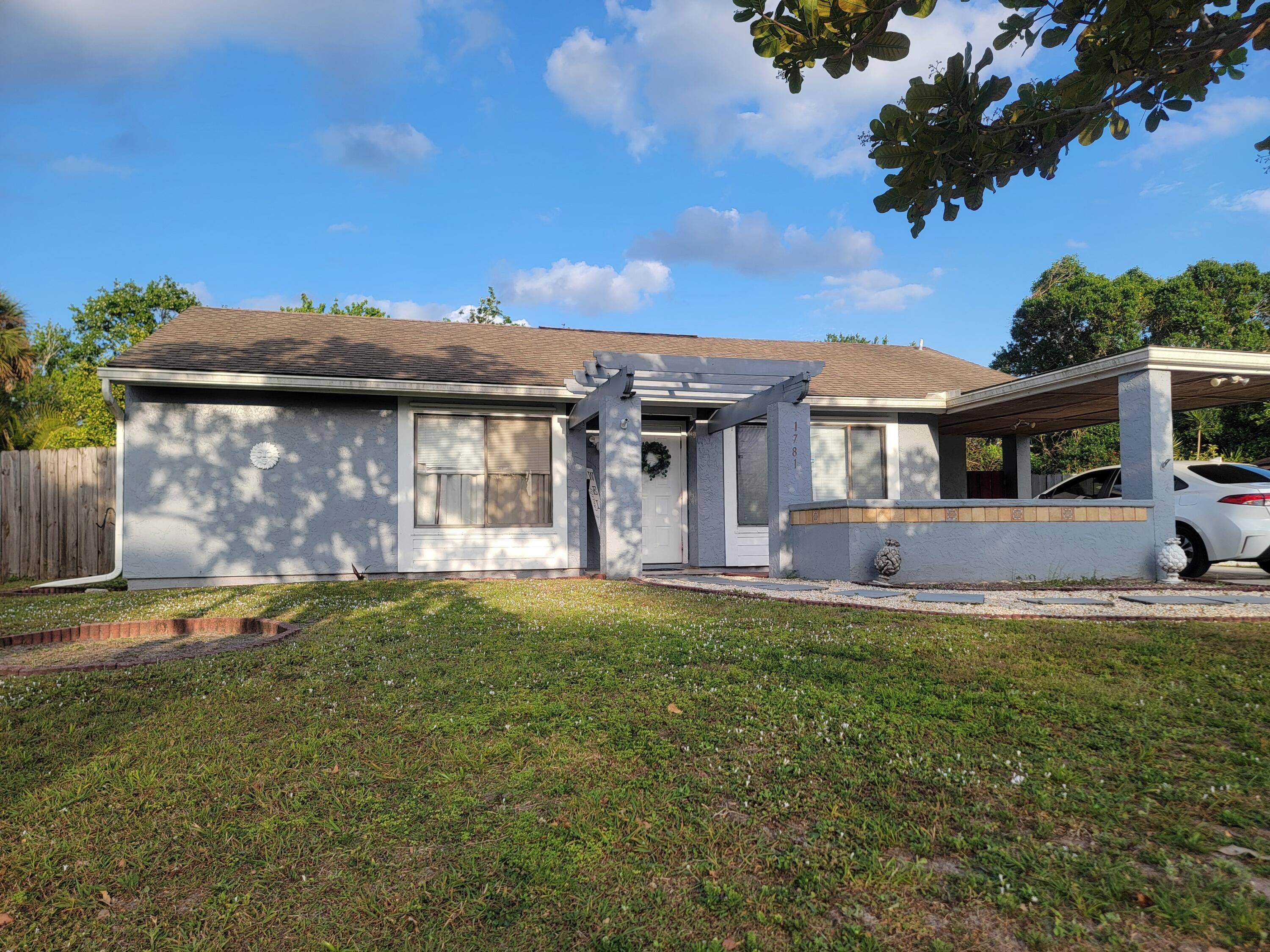 Cozt 2 bedroom 2 bath home with tile in main living areas.