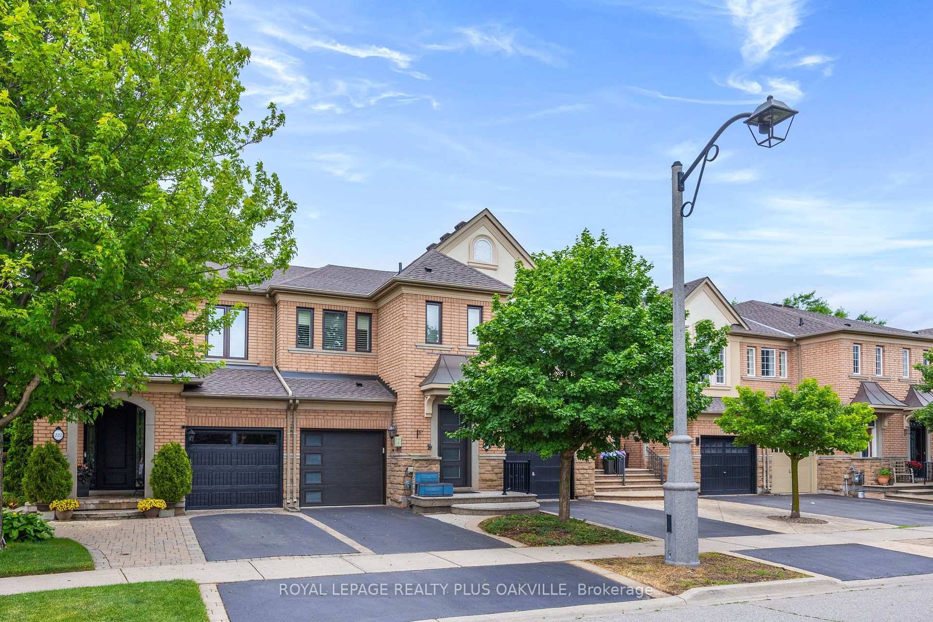 Fantastic location ! 3 bedrooms, 2 1 baths in the highly coveted neighbourhood of Lakeshore Woods.