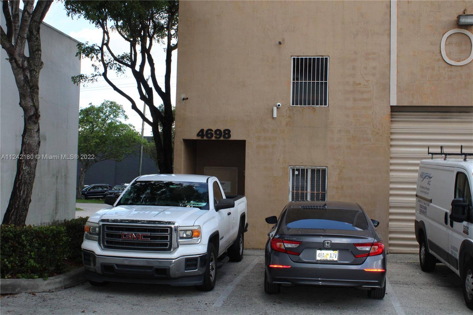 This warehouse is located in the Opa Locka Business District, Miami, and near the Amazon, the USPS and UPS main distribution centers, Opportunity to invest in an income producing warehouse ...