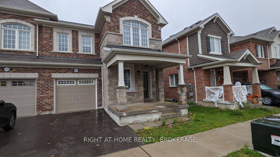 End Unit Town House. 1800 Sq Ft.