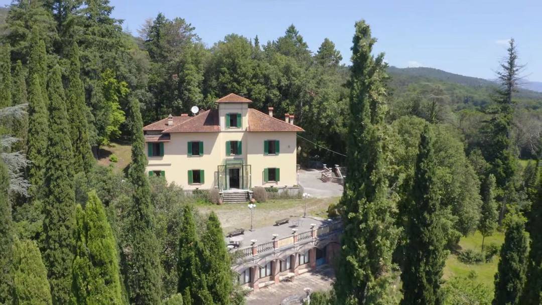 Property with villa, outbuilding, chapel, orangerie, tennis court, swimming pool, wine cellar, private pond and 14 ha of land for sale in Tuscany.
