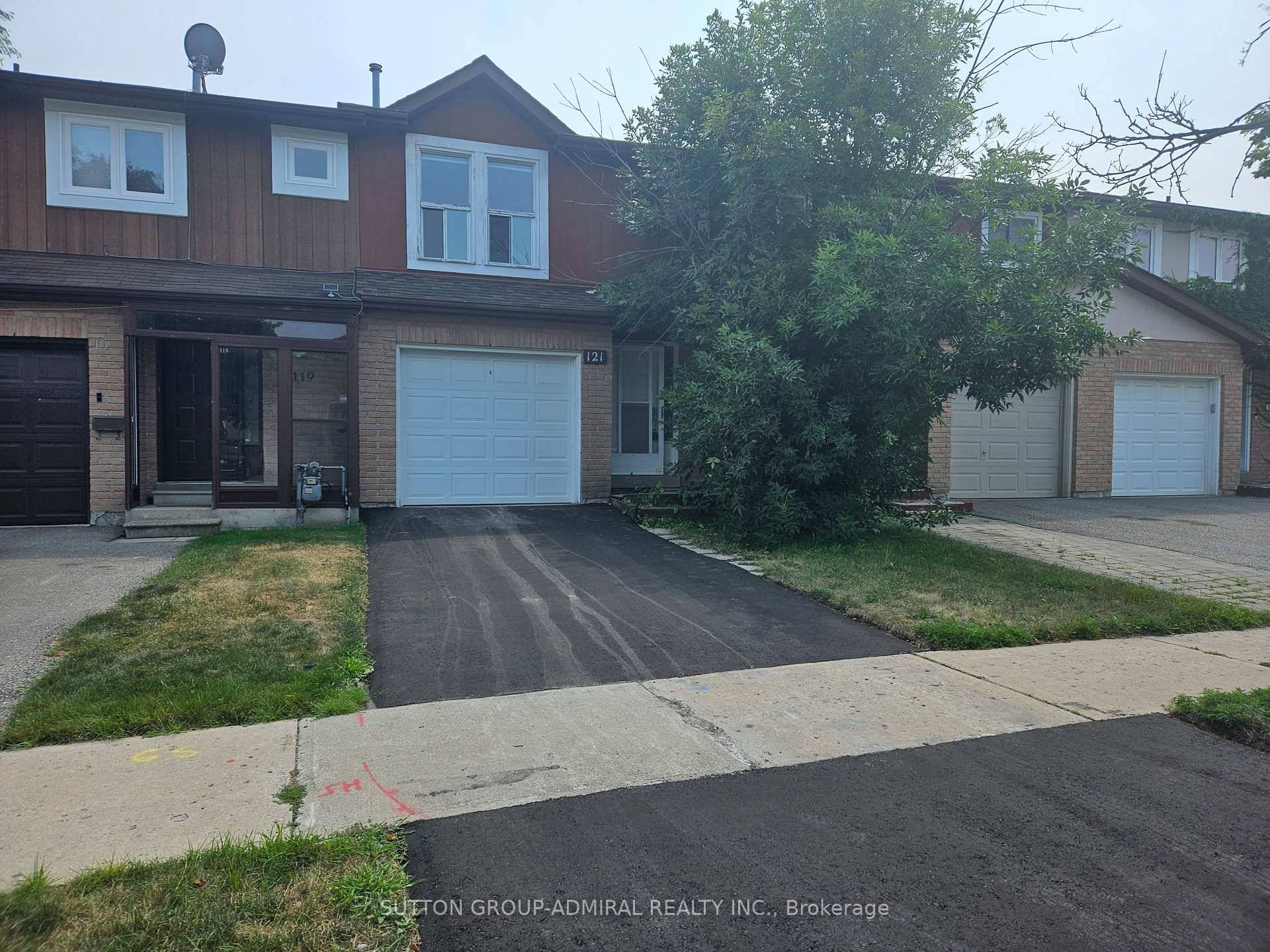 Bright And Specious Town Home In High Demanded South Richmond Hill !
