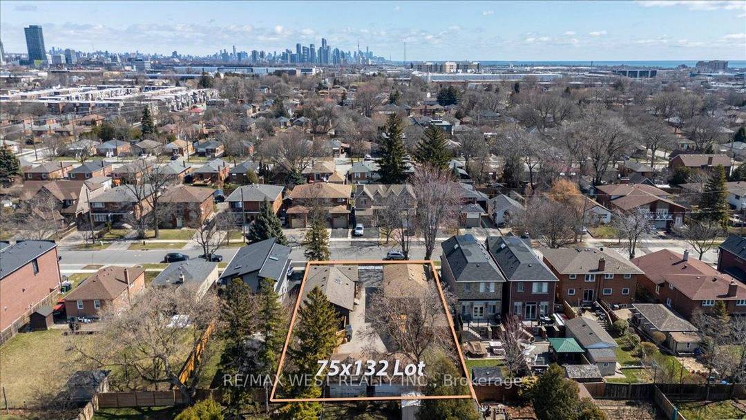 Attention Builders ! Rare opportunity in Alderwood.
